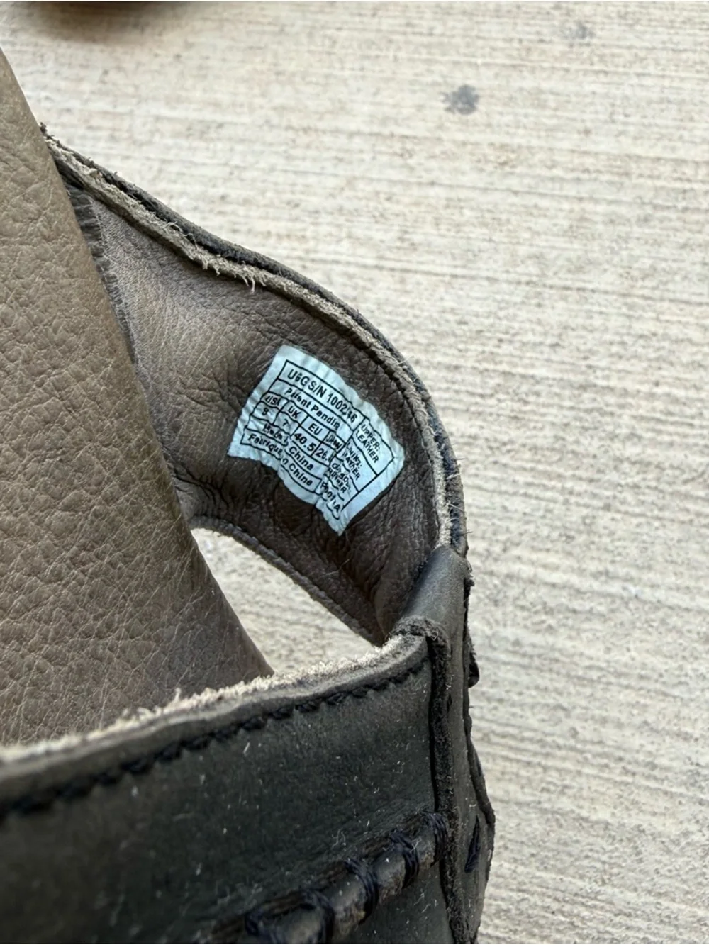 UGG 1002246 Men’s Size 8 Black Leather Flip Flop Thong Sandals Brown Sole